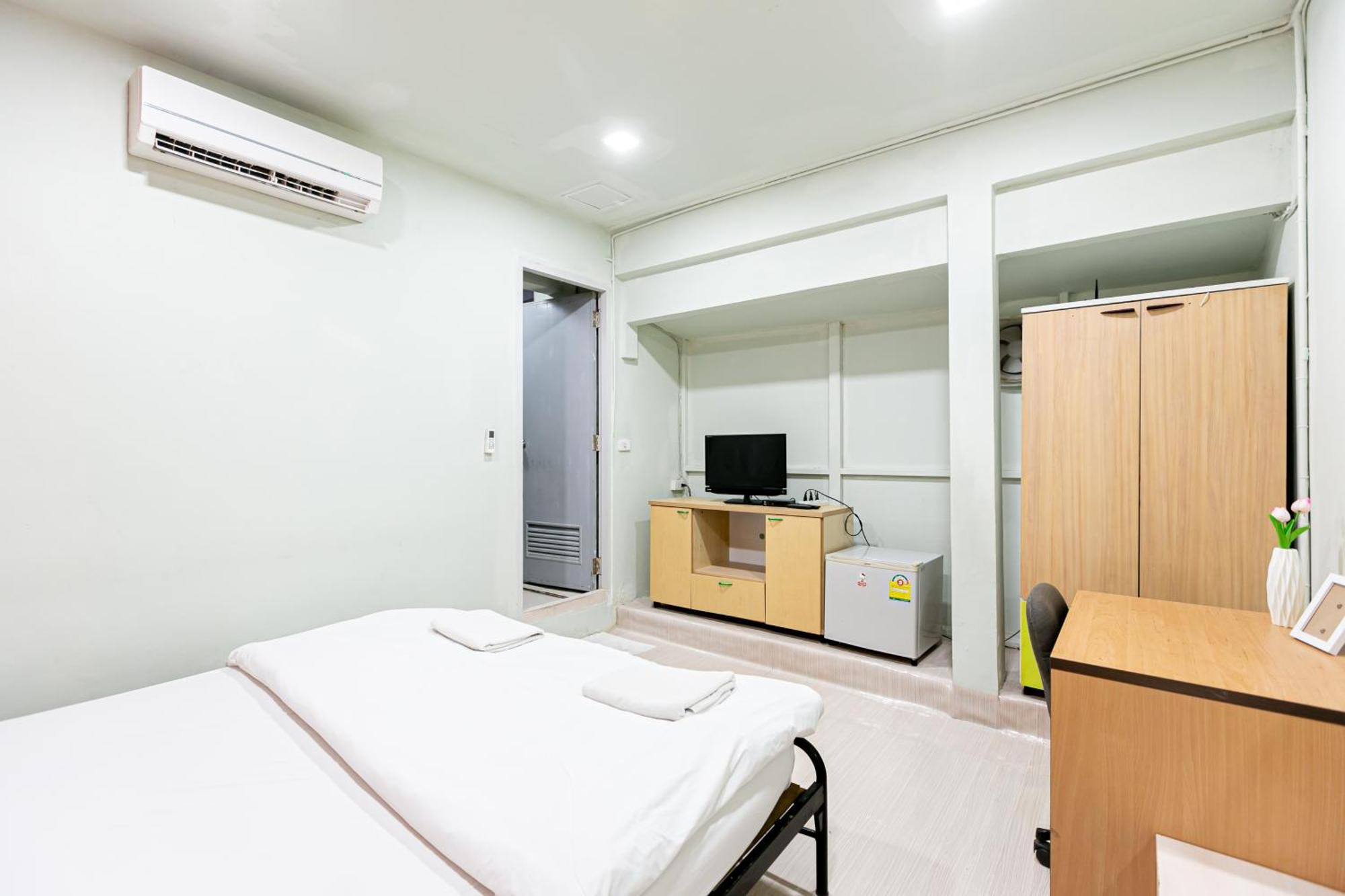 Freesia Saladaeng Silom Apartments Bangkok Exterior foto